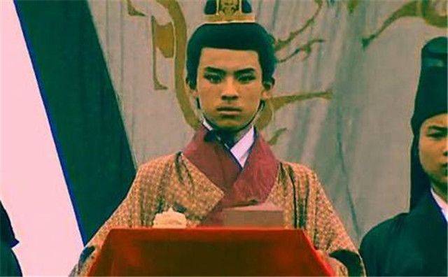 石头城外,吴末帝孙皓重蹈蜀国后主刘禅覆辙,面如死灰,赤裸上身,反绑