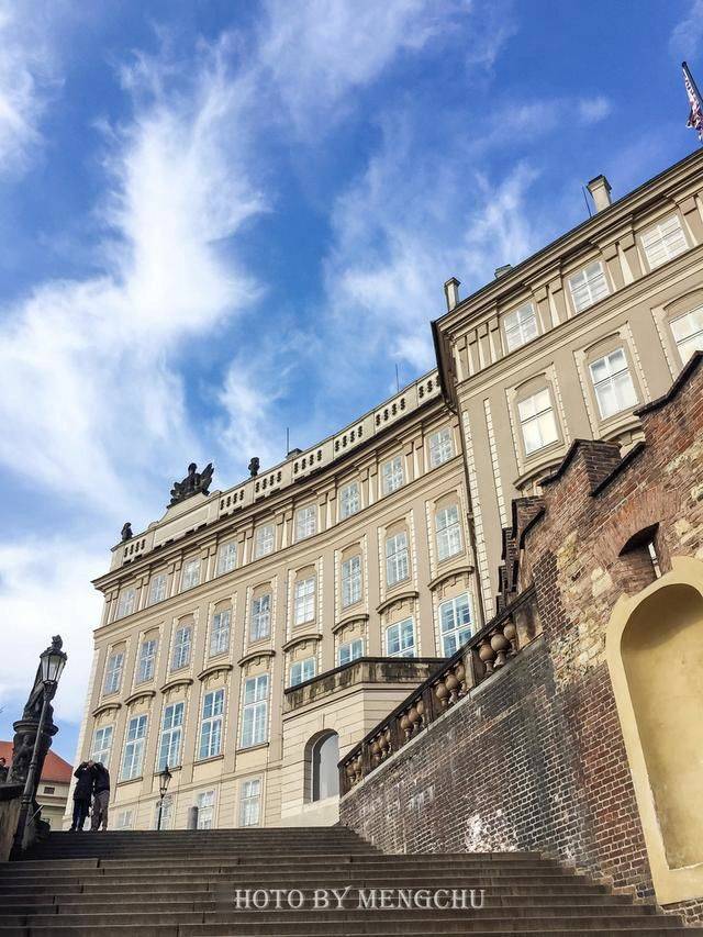 布拉格城堡，住过王室住过卡夫卡，世界最大城堡建筑美得令人震撼