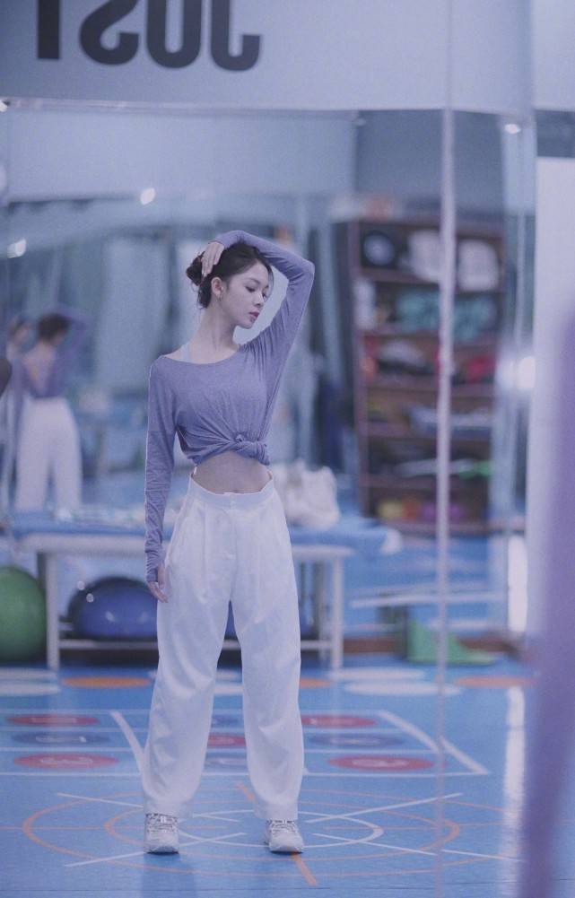 陈瑶不红可惜了基础款单品穿得甜美时尚三七分身材也很优越