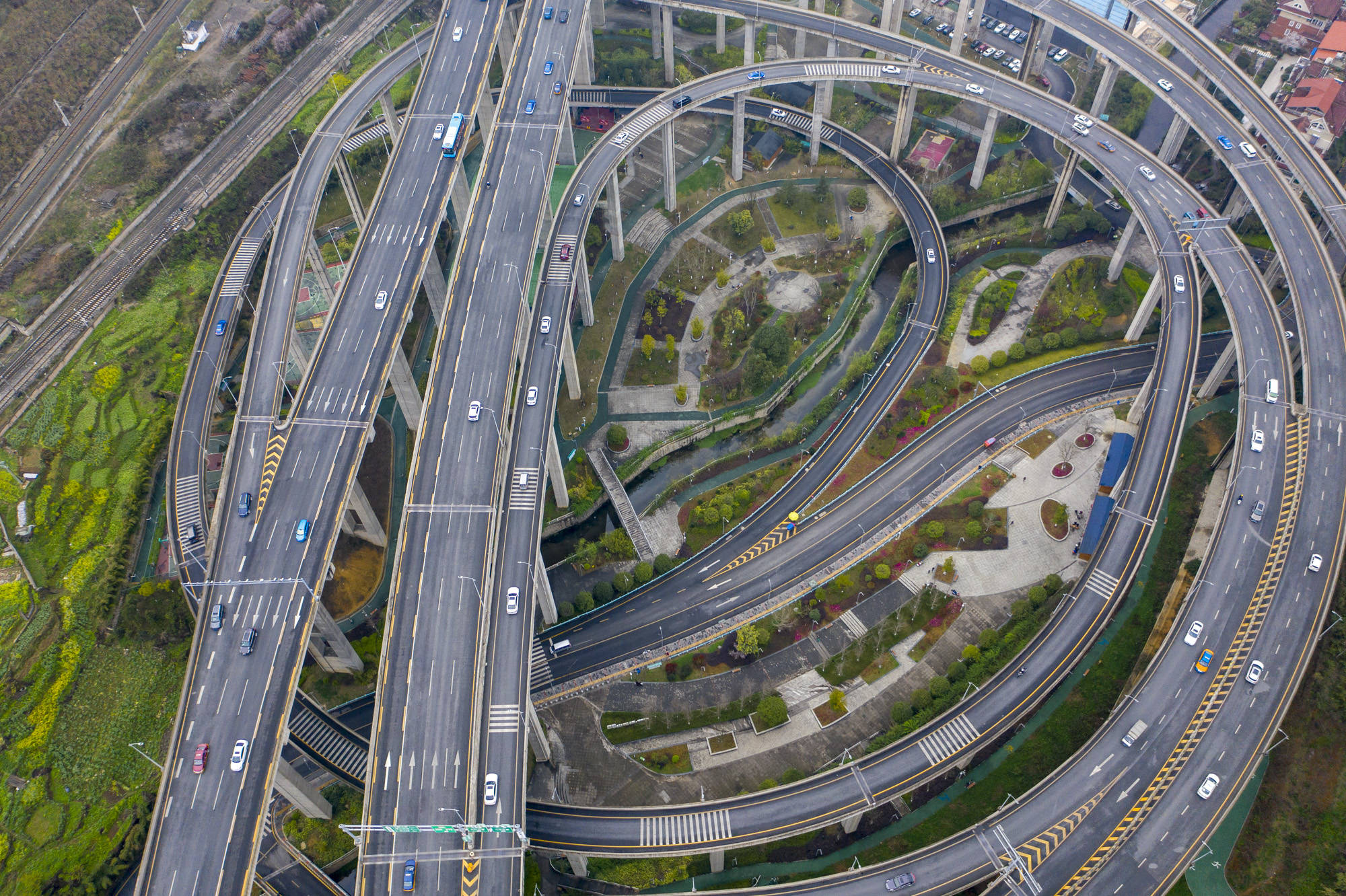 贵州有座"奇葩"立交桥,5层8出口像过山车,老司机上来被绕晕