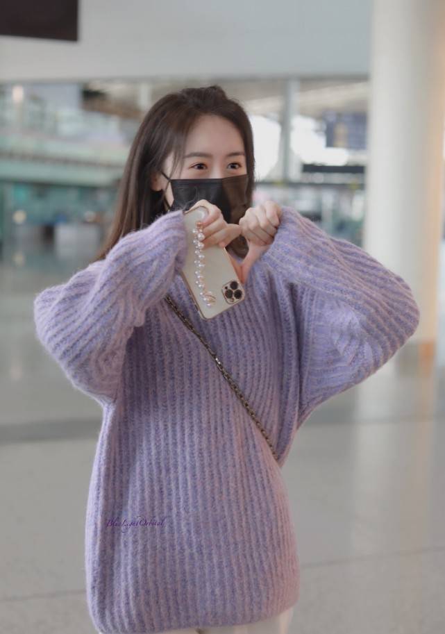 穿着紫色毛衣的袁冰妍好软萌配白裤子休闲大方满满春天气息