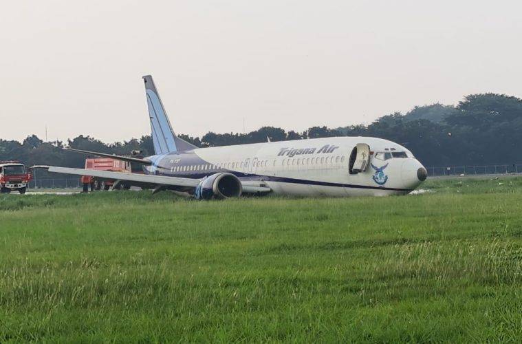 一架印尼trigana航空公司的b737-400飞机降落在印尼雅加达哈利姆佩尔