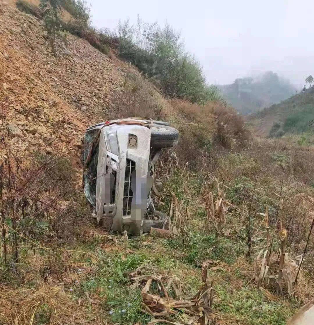 吊车施救时,也翻了!