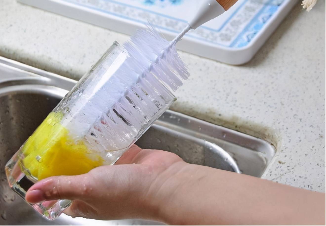 只是简单用水冲并不能清洗干净,如果用手仔细去触摸奶瓶壁其实还是滑