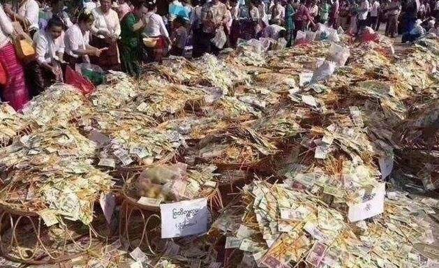 我国最会“圈钱”的寺庙，每天进账几十万，只得用麻袋装钱！
