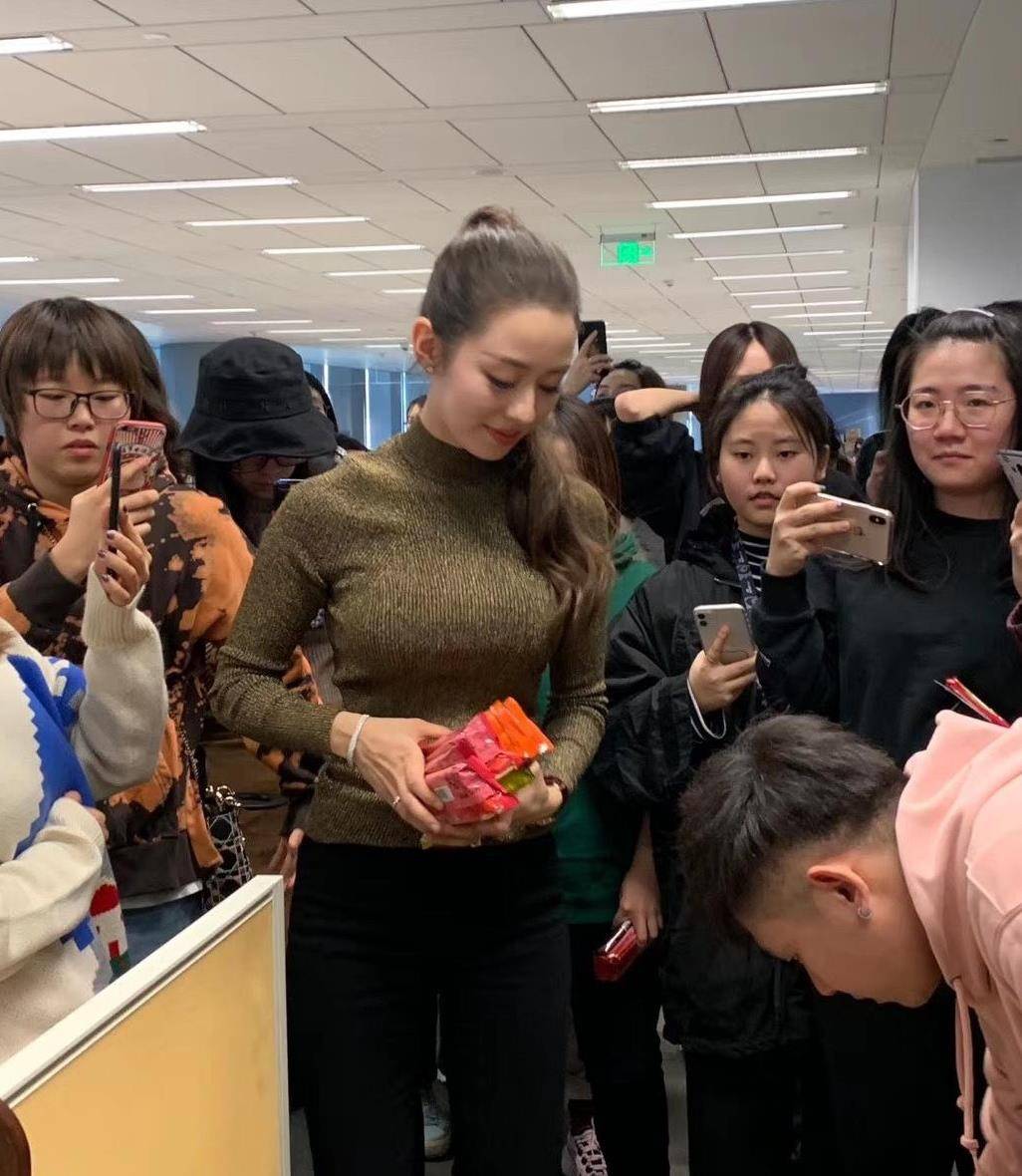 原创吉娜的身材有多好?当她穿上针织衫时,曲线美"兜"不住