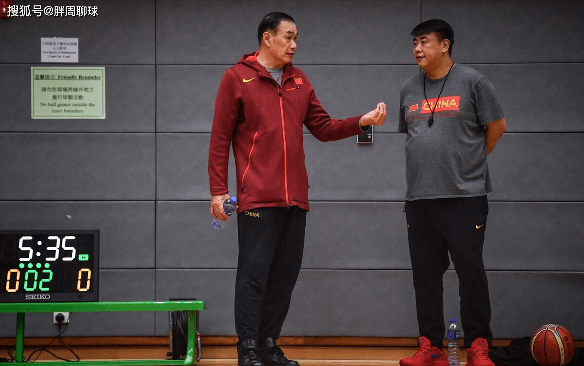 那么大家也是一直呼吁能够让助理教练杨文海暂时接管教鞭,毕竟杨文海