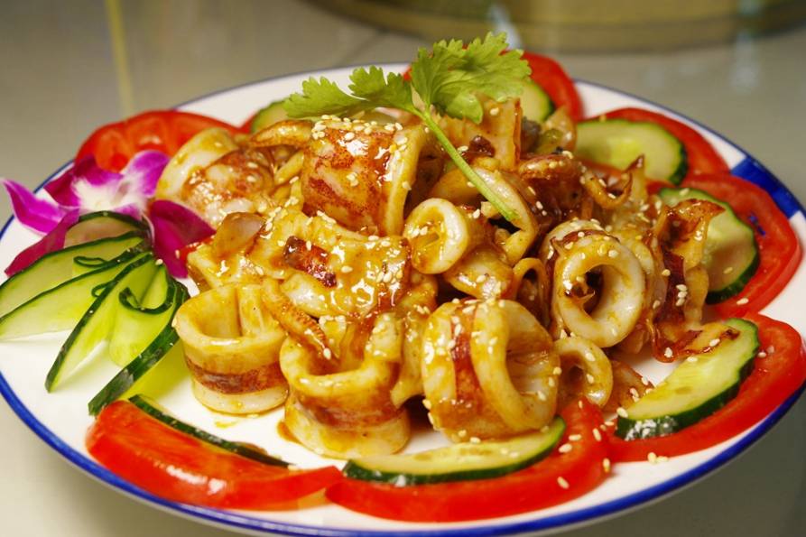 酱爆鱿鱼:因为大家对油淋,白灼的清淡做法实在吃得审美疲劳,换个花样