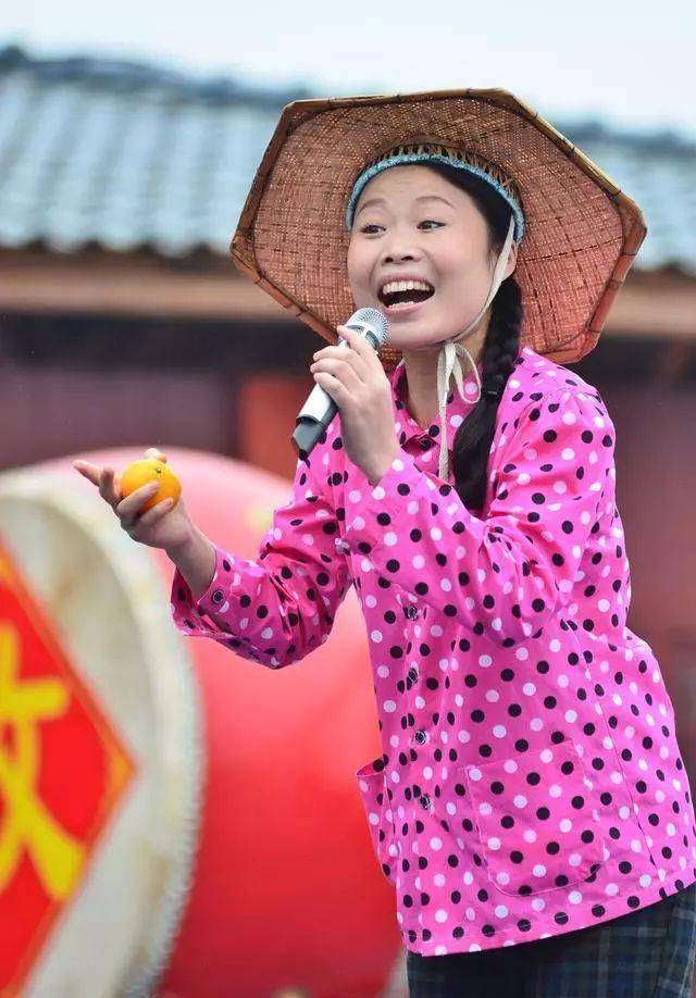 二,草帽姐徐桂华在阿宝最新发布的个人视频中,阿宝穿着花花的衣服