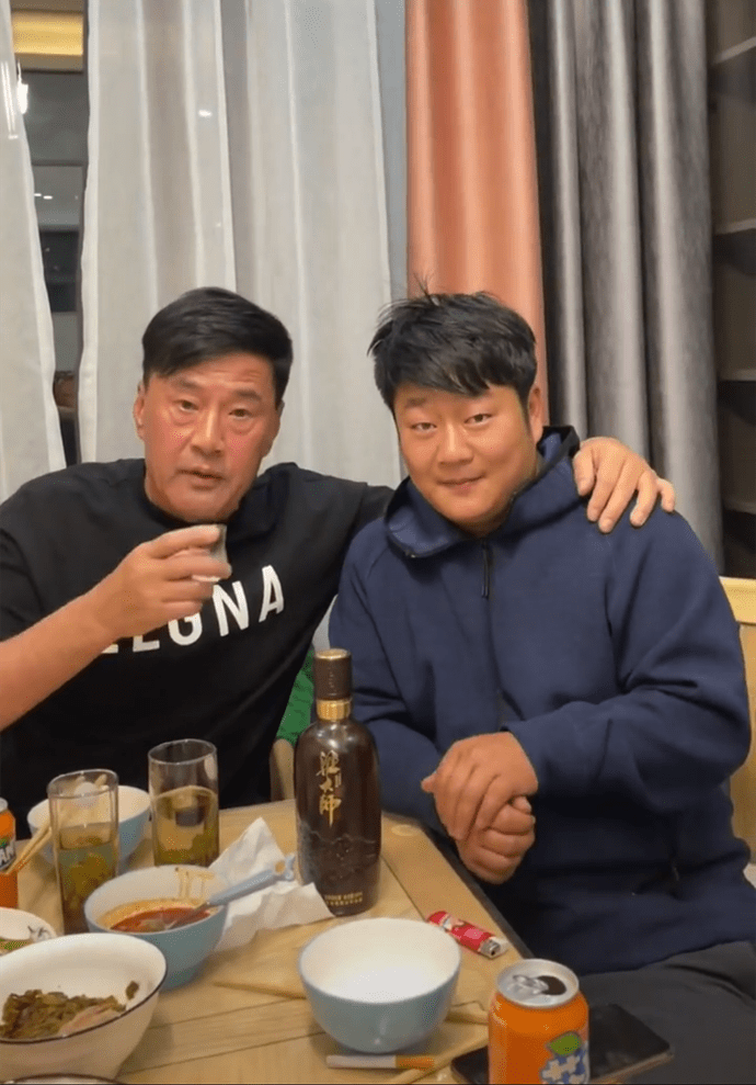 62歲於榮光與千萬網紅喝酒,酒過三巡吐真言,自言要為其拍電影