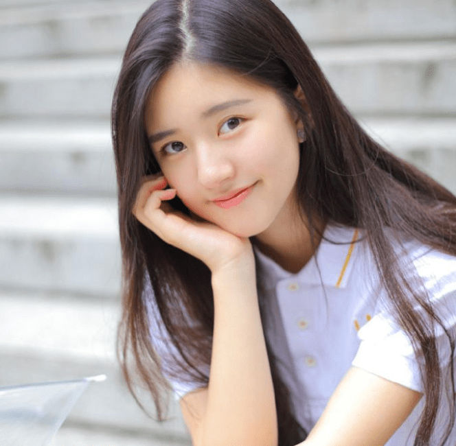 初中女生自认为“呆萌”的行为，男生眼中很幼稚，老师眼中是异类_校服
