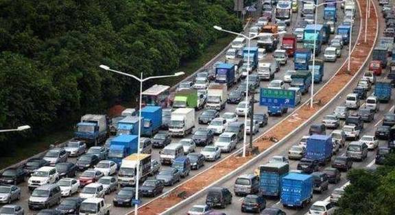 中国反差最大的公路，一条经常堵年赚30亿，一条370亿建却没人走