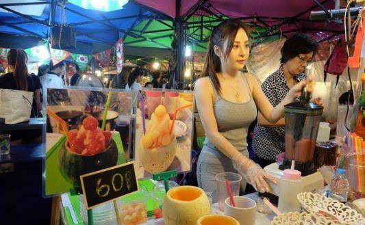 中国游客：在泰国曼谷看到美女一定要大胆，该出手时就出手！