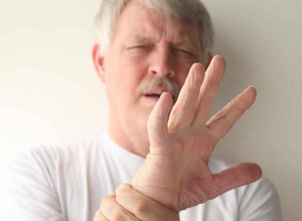 什么原因会引起胸口闷 e46d0e08413a4b65a0b4fcfca495c366.jpeg