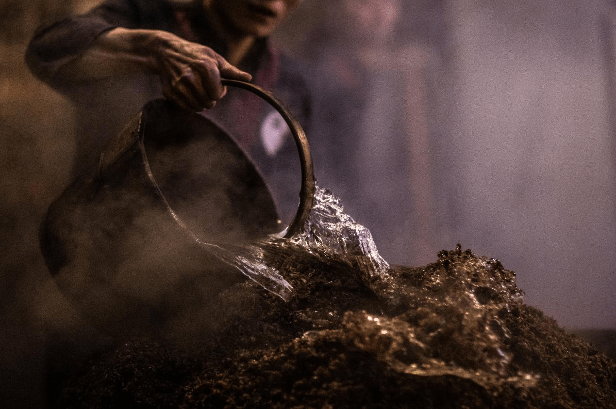 五粮液:水与酒交织的世界名酒故事_酿酒