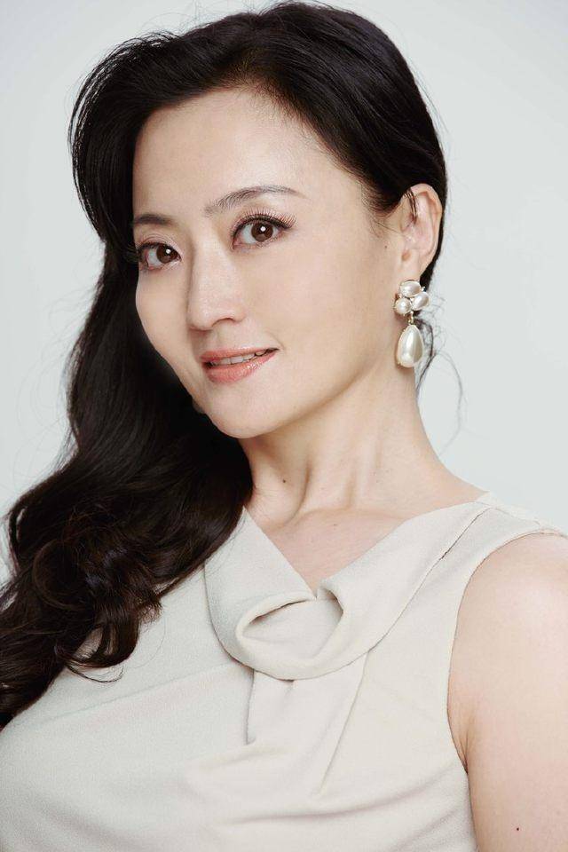 她是王志文的爱徒,一婚嫁央视主持人,二婚嫁给圈外人终于幸福_原华