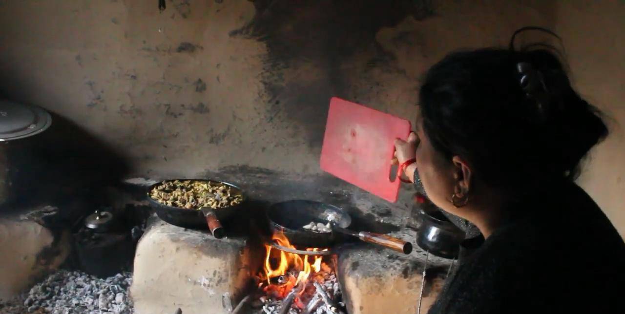 尼泊尔山区有钱人家请客吃饭，吃三个菜，家中有家具床和高压锅