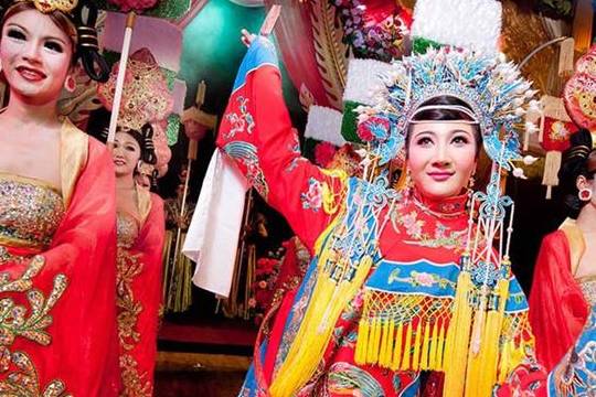 中国土豪迎娶“人妖皇后”：将妻子当女儿宠，生活和正常夫妻一样