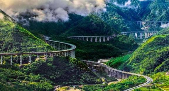 中国最“惊险”的高速路：两旁都是悬崖，却是最迷人的风景