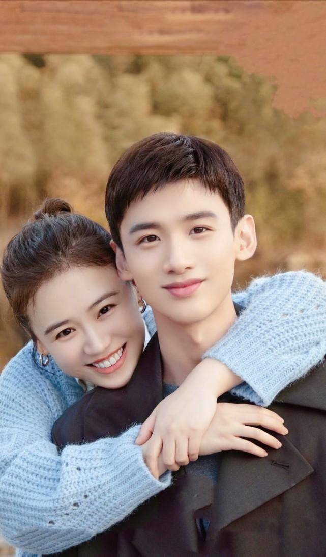 白敬亭亲到马思纯鼻子上,女方一秒害羞,网友:第一次接吻不熟练