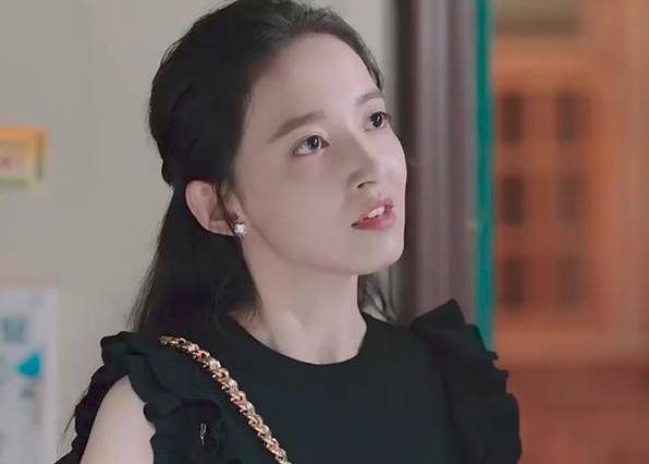 在《恋爱先生》中饰演徐乐的康宁,奶奶是俄罗斯人.