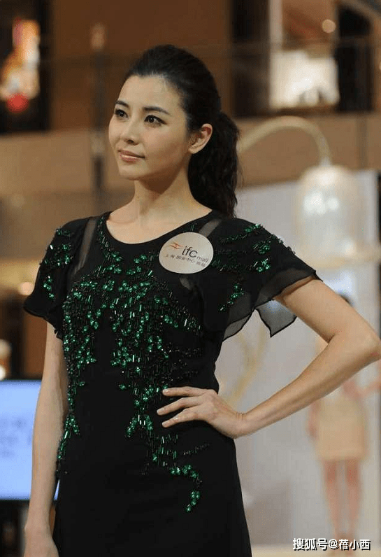 原创蒙嘉慧不愧是郑伊健的老婆穿亮片连衣裙走秀毫无医美痕迹真美