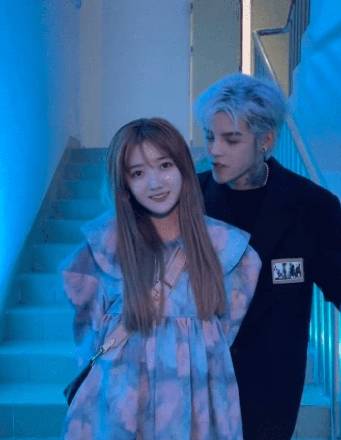 原创殷世航和套路璐约会偶遇学生春游被围观暴露真实身高网嘲其还没小