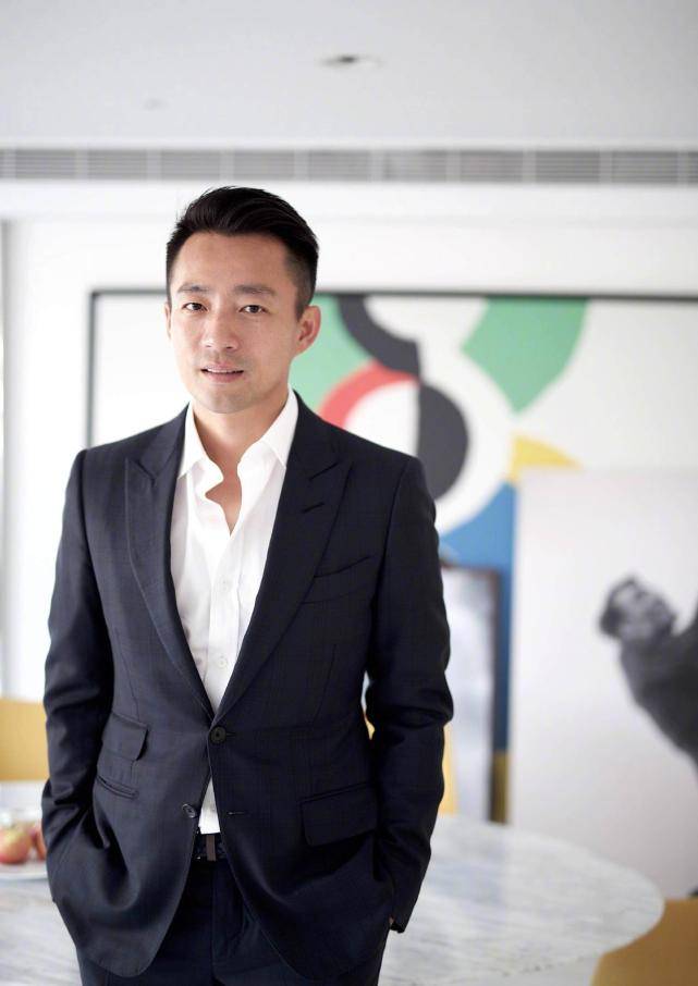 原创汪小菲送大s鸽子蛋钻戒庆祝结婚十周年曾抱怨女方不赚钱养家