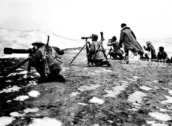 老照片:热河抗战中的义勇军 张学良援助杯水车薪 用梭镖改装防空