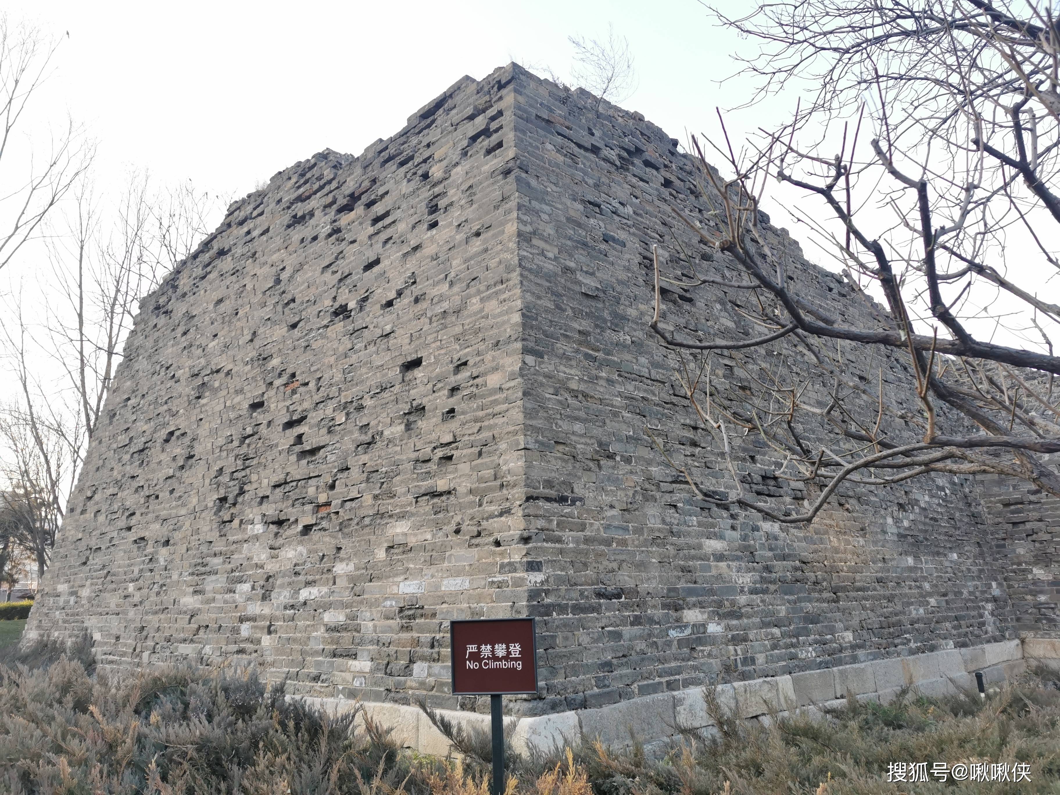 明城墙遗址公园：漫步于残垣之间，尽享繁花争春