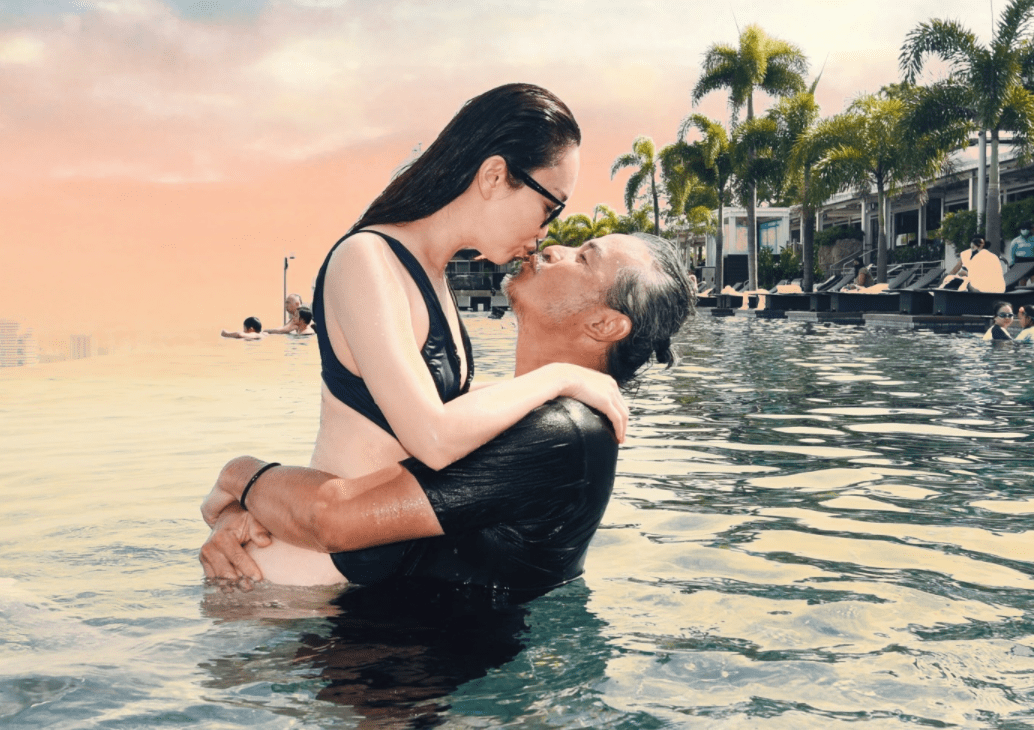 50岁的范文芳跟李铭顺泳池中大秀恩爱身材完全不输少女