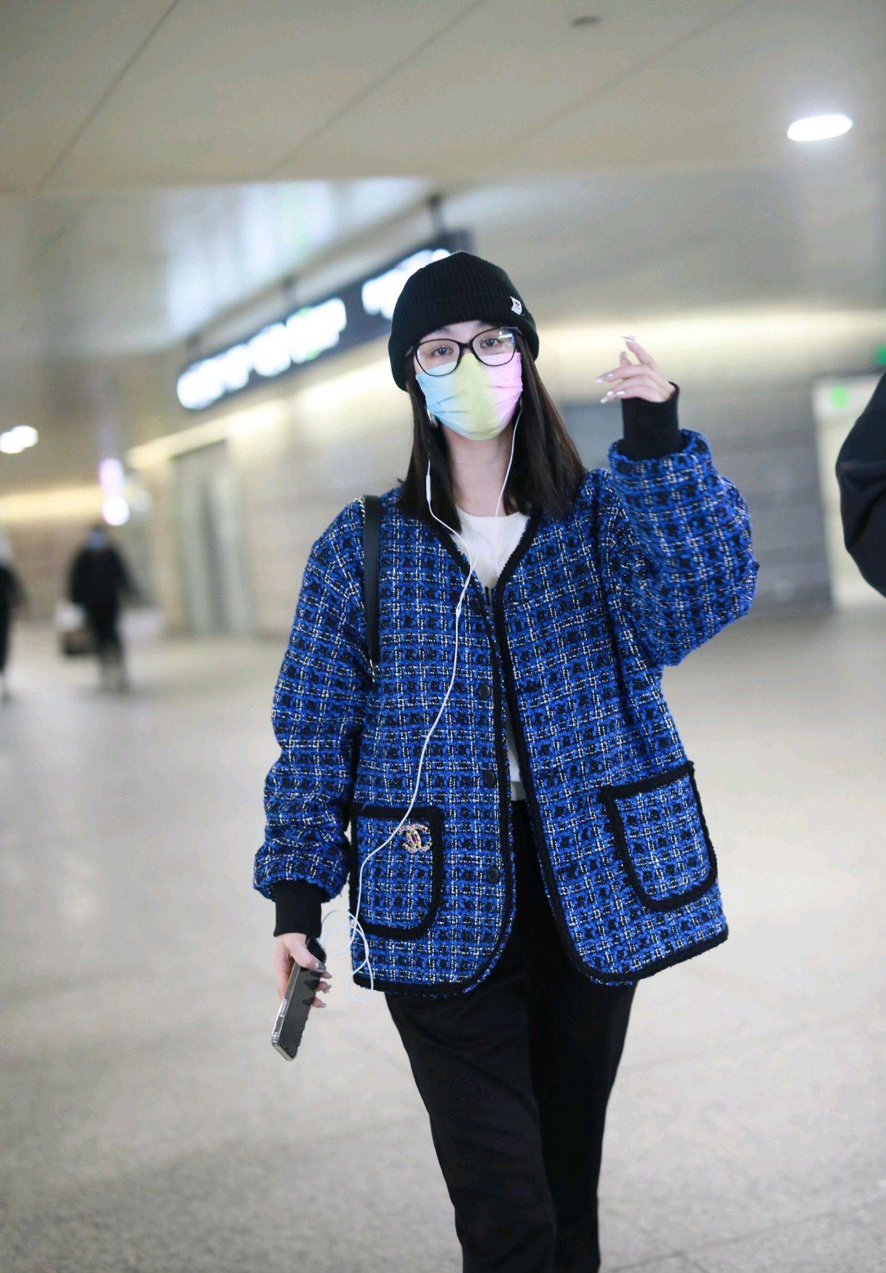 原创李菲儿的私服穿搭很高级,穿上蓝色格纹外套配运动裤,俏皮又时髦