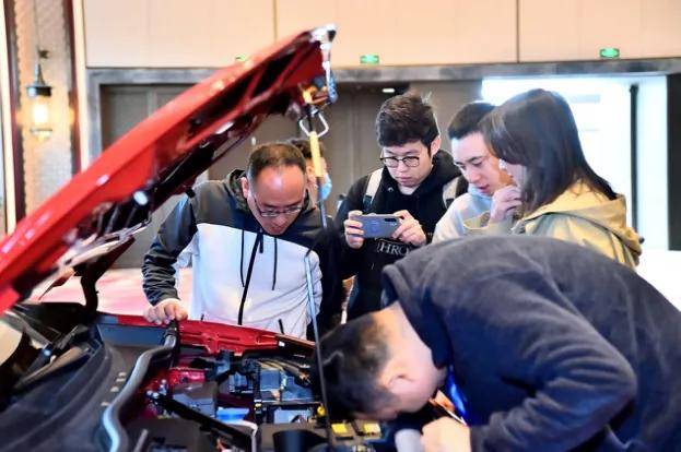 在产品工程师介绍完车型亮点后,现场嘉宾们踊跃提问:id.