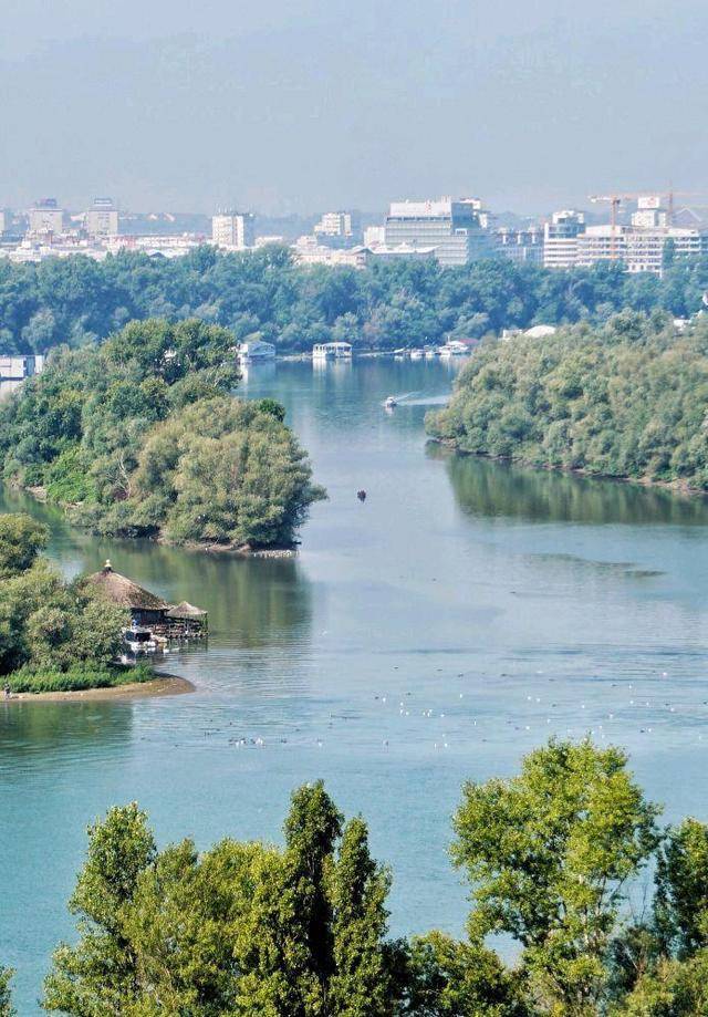 塞尔维亚究竟有多美，免费的城堡公园上带你看多瑙河之波