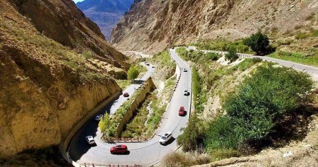 西藏最险公路，40分钟从海拔4300米降到2900米，弯道超过180个！