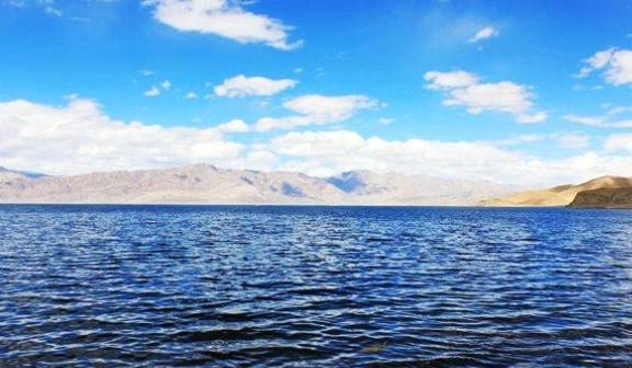 中国最长的湖泊：总长150公里，但湖岸两边却是不同的风景！