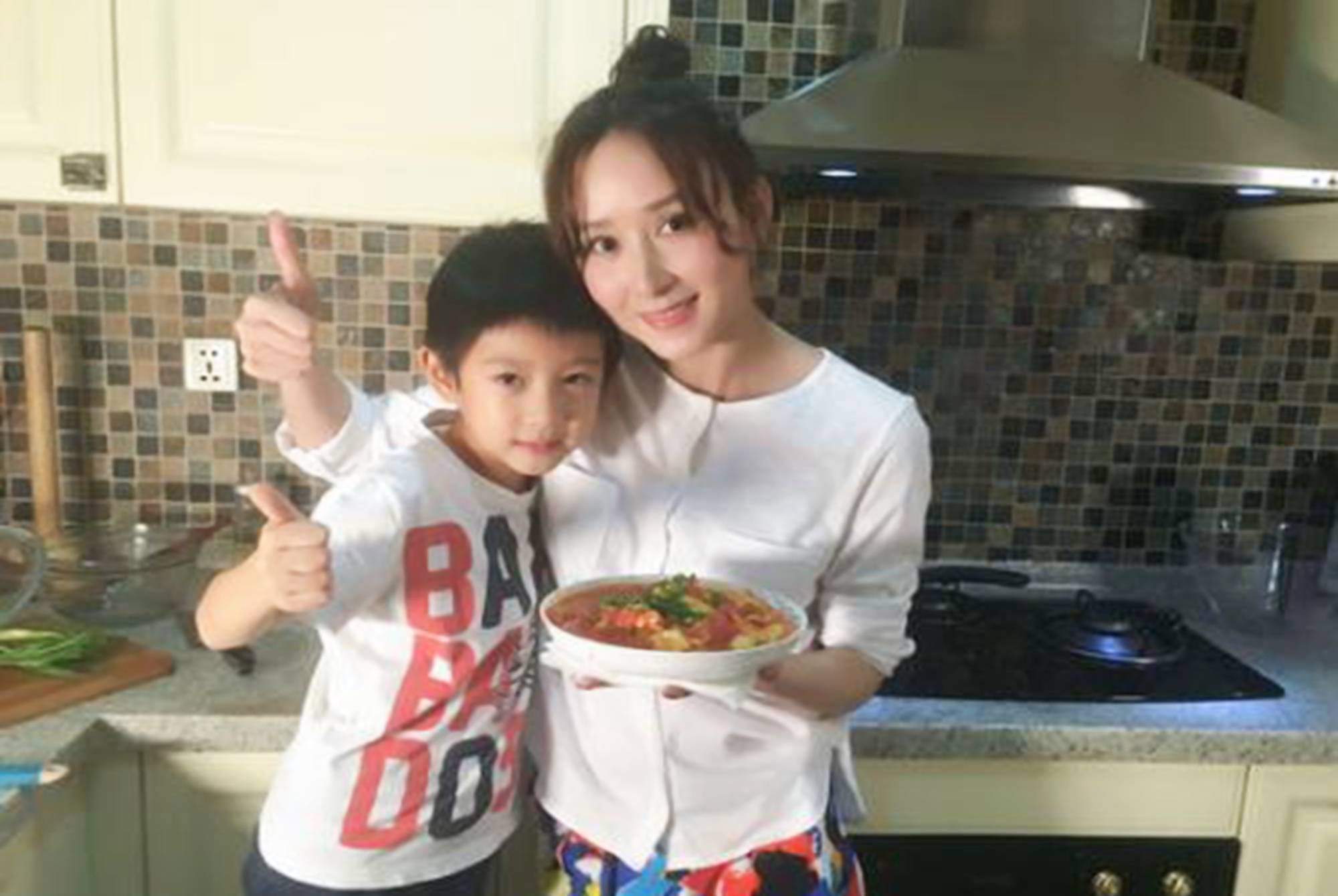 原创胡静11岁儿子优秀出圈被迫成为妈妈打工人有才又有颜