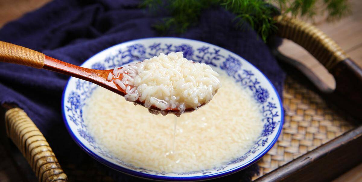 想喝米酒不用出门买,在家做只需3步,酒酿香甜清爽,好喝不易坏