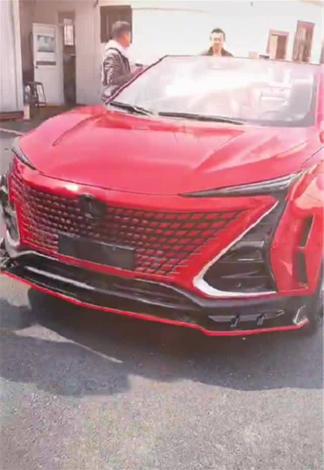 现实实拍长安uni"敞篷":全车岩浆红,配无框车门,开篷拉风