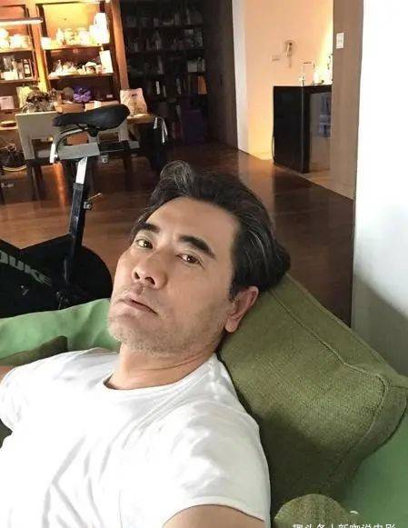 60岁赵文瑄拍戏摔断腿,躺病床脸色蜡黄,胡子拉碴面容沧桑