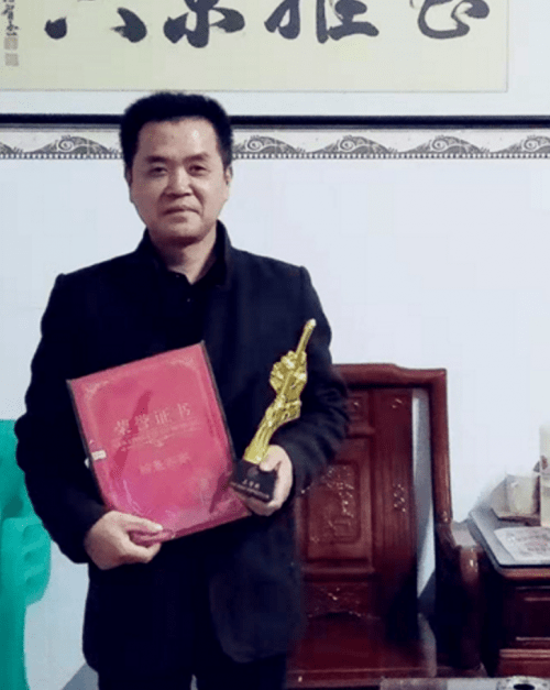 陈培弟,男,出生于广东省汕头市潮阳区,自幼热爱我国传统文化书法,曾受