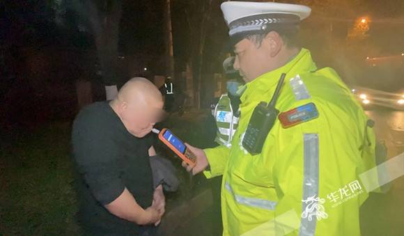 演 接着演 男子涉嫌酒驾呼气检测上演假吹把戏 刘某