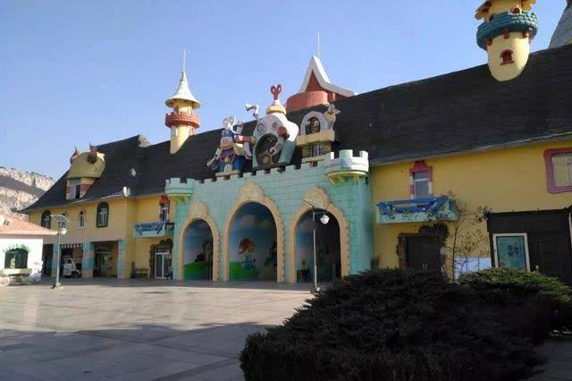 山东有一游乐园，曾经人满为患被誉为山寨版迪士尼，如今鲜有游客