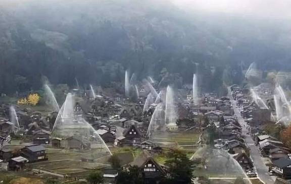 世界上最“神奇”的村庄，由茅草搭成，随时都可以变成喷泉
