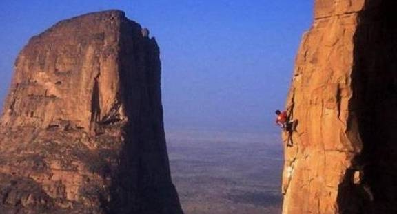 世界上唯一不怕强拆钉子户，挂在914米悬崖，靠四根钉子睡觉！