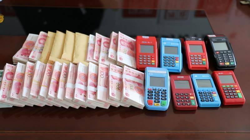 感觉到真有点利润可赚,就慢慢加大筹码,后来她说只有投5万才能打开更