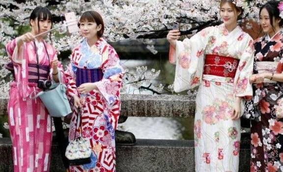 为何日本女性穿和服 两大特点让人心疼 完美隐藏了这些小缺陷 特色