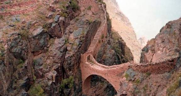 世界上最“奇特”的桥，如何建成成谜团，屹立400年不倒