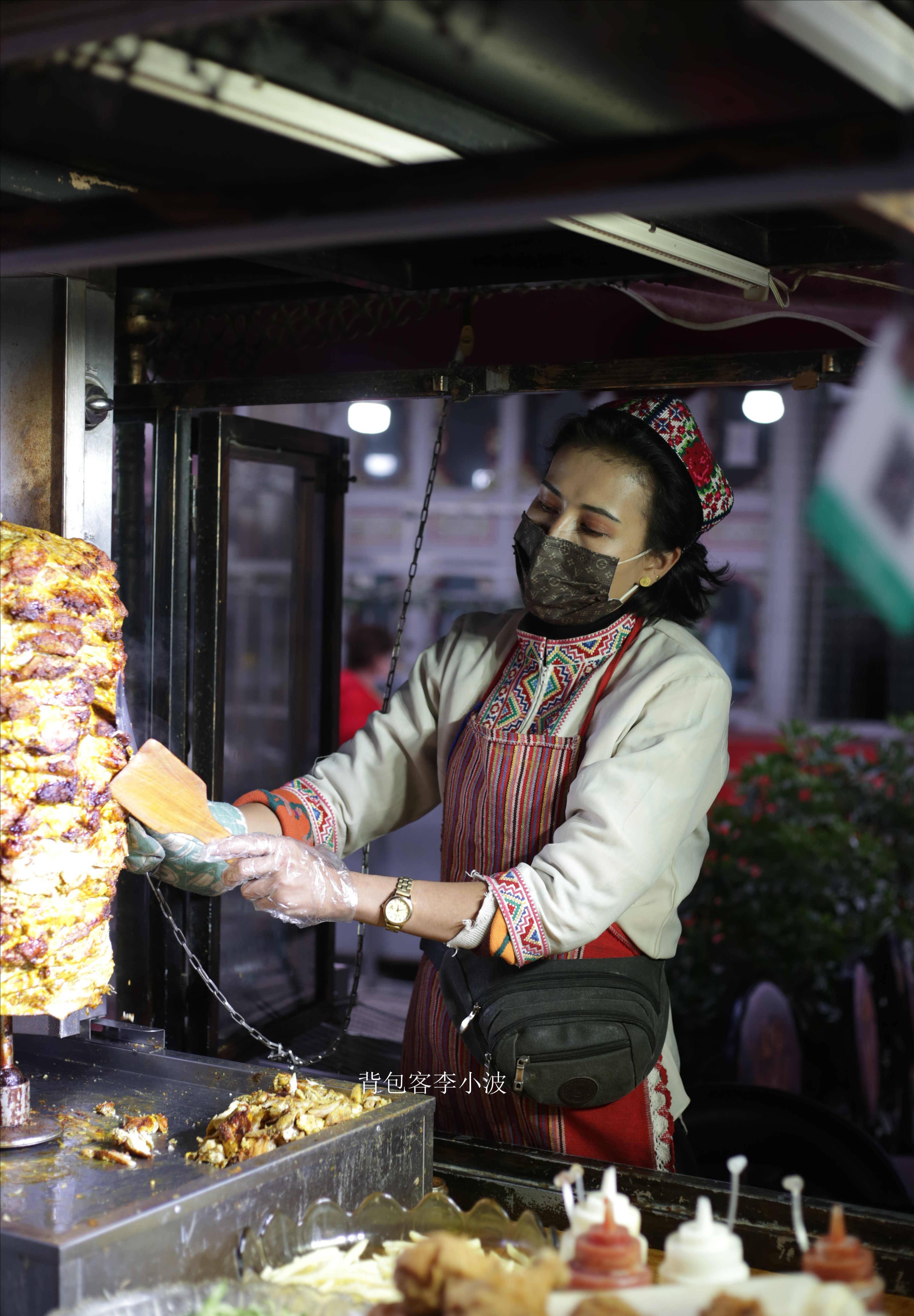 实拍喀什夜市美食，近百种好吃的，游客称切糕也太便宜了吧