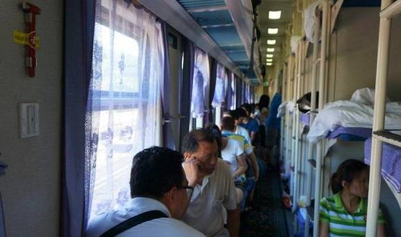 为何乘坐火车时，乘务员都要收走卧铺车票，你知道原因吗？
